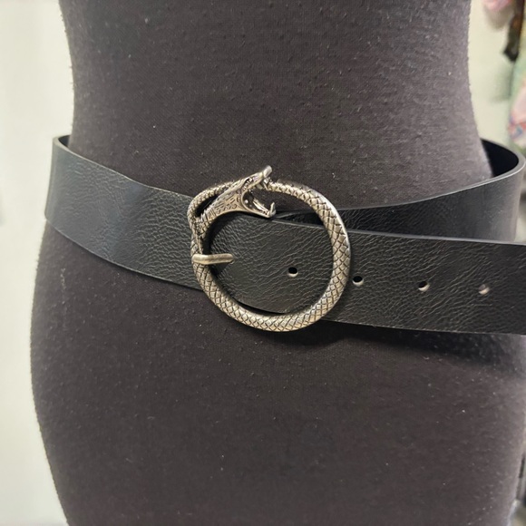 ❤️ Black Vegan Leather Silver Snake Belt- Medium - Picture 2 of 5